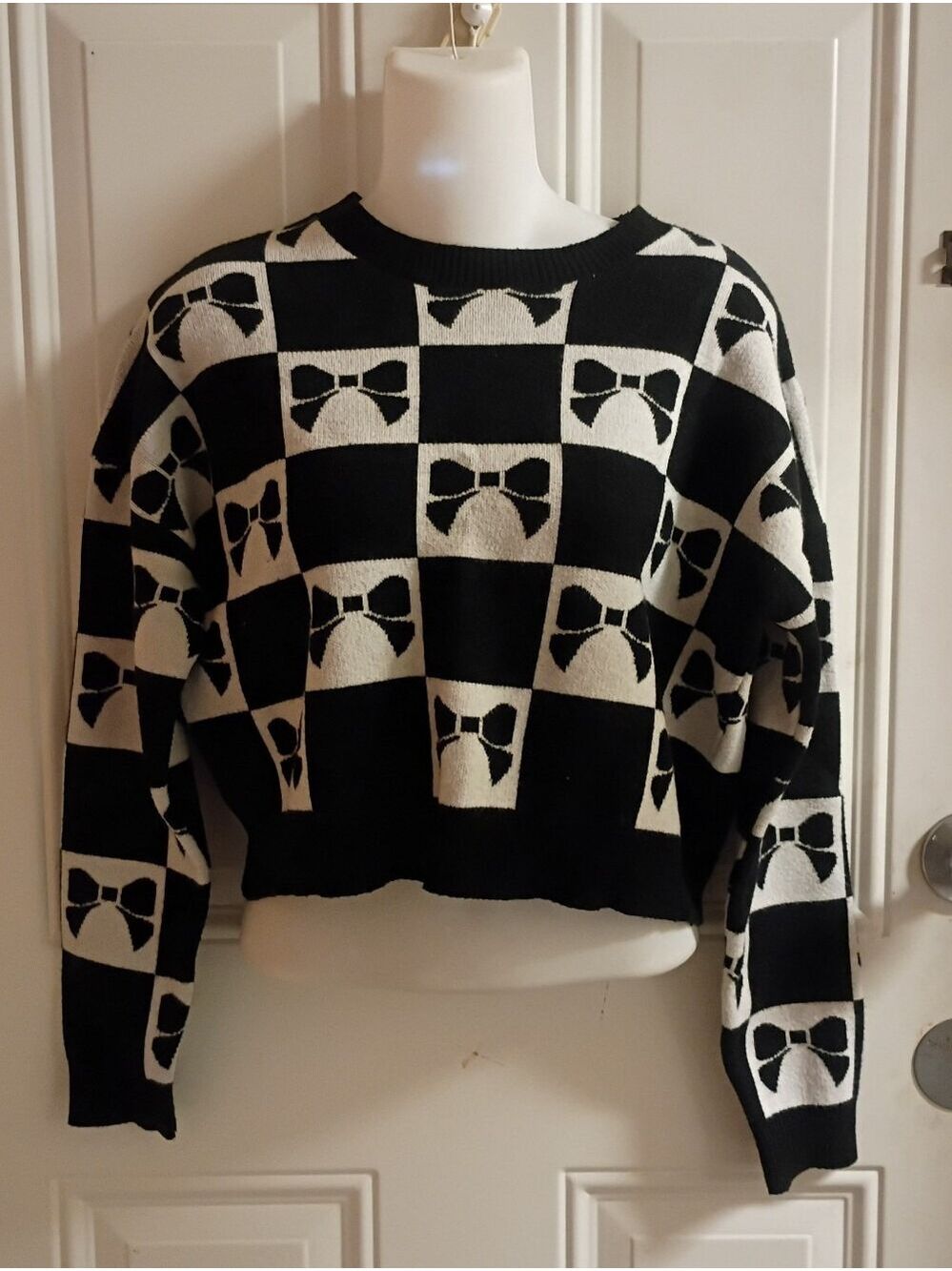 🌻 Women’s Black & White Bow-Check Cropped Knit Sweater